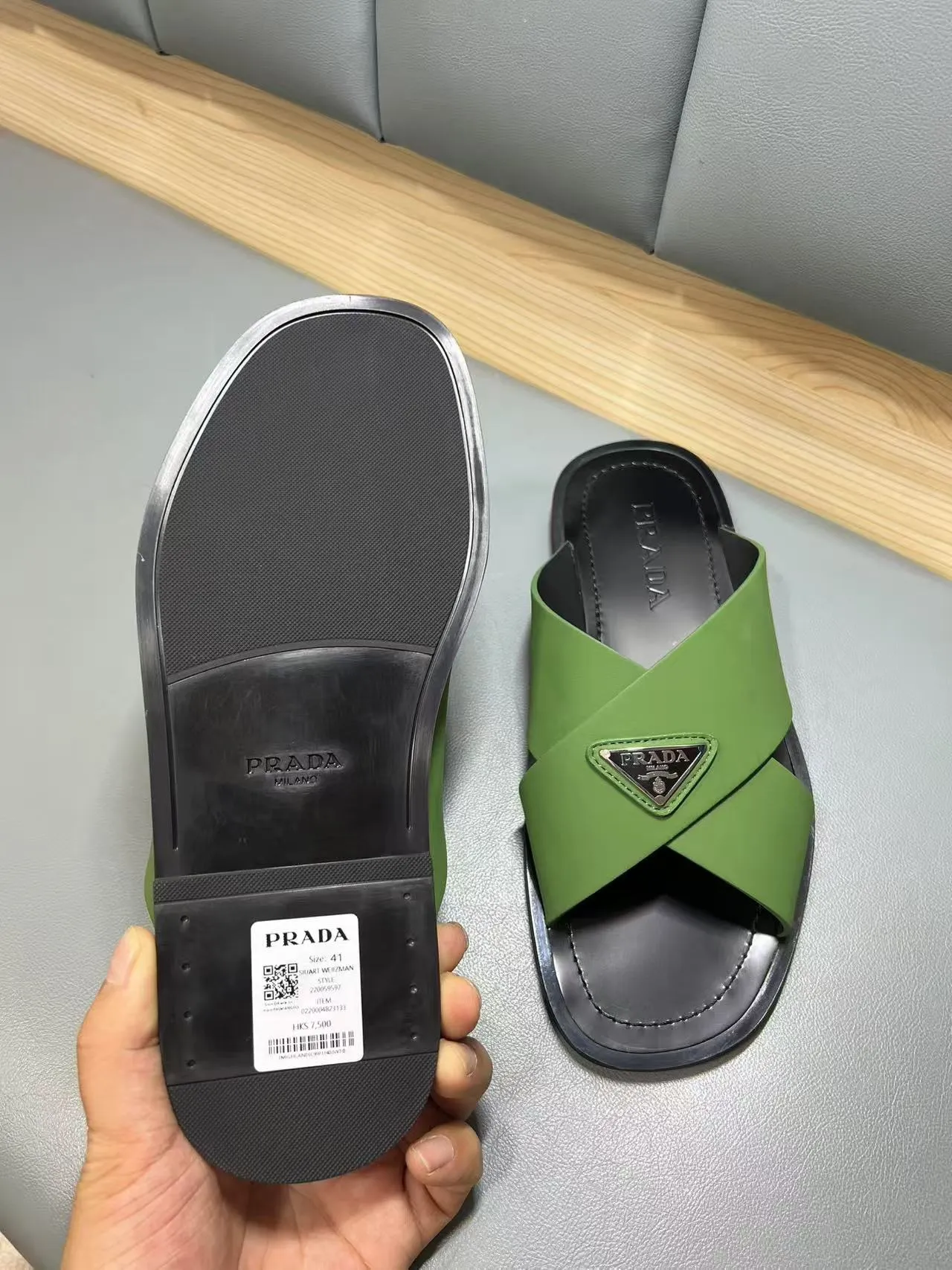 340💰PRADA Prada’s latest slippers are synchronized with the official website. This slipper is made of the brand’s unique and iconic Saffiano leather. The brand logo jumps out from the double straps, and the brand style is clearly visible. Cowhide gives men elegant charm and functional design, making it an ideal choice for vacation and leisure. Size:38-45